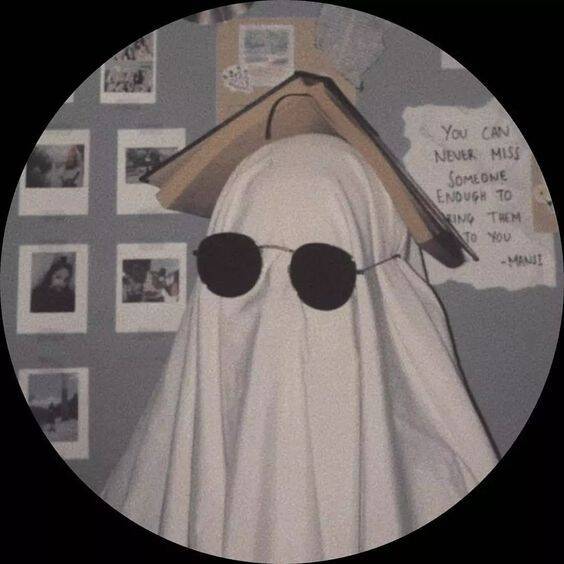 Foto de perfil emo de fantasma con gafas de sol y libro