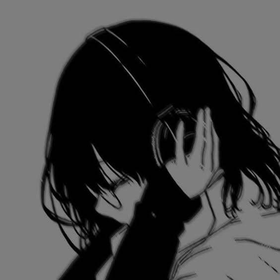 Foto de perfil emo con cabello negro y mano en la cara