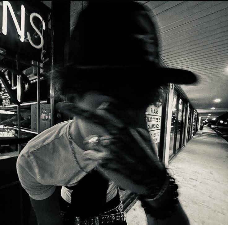 Foto de perfil emo con la mano en la cara en blanco y negro