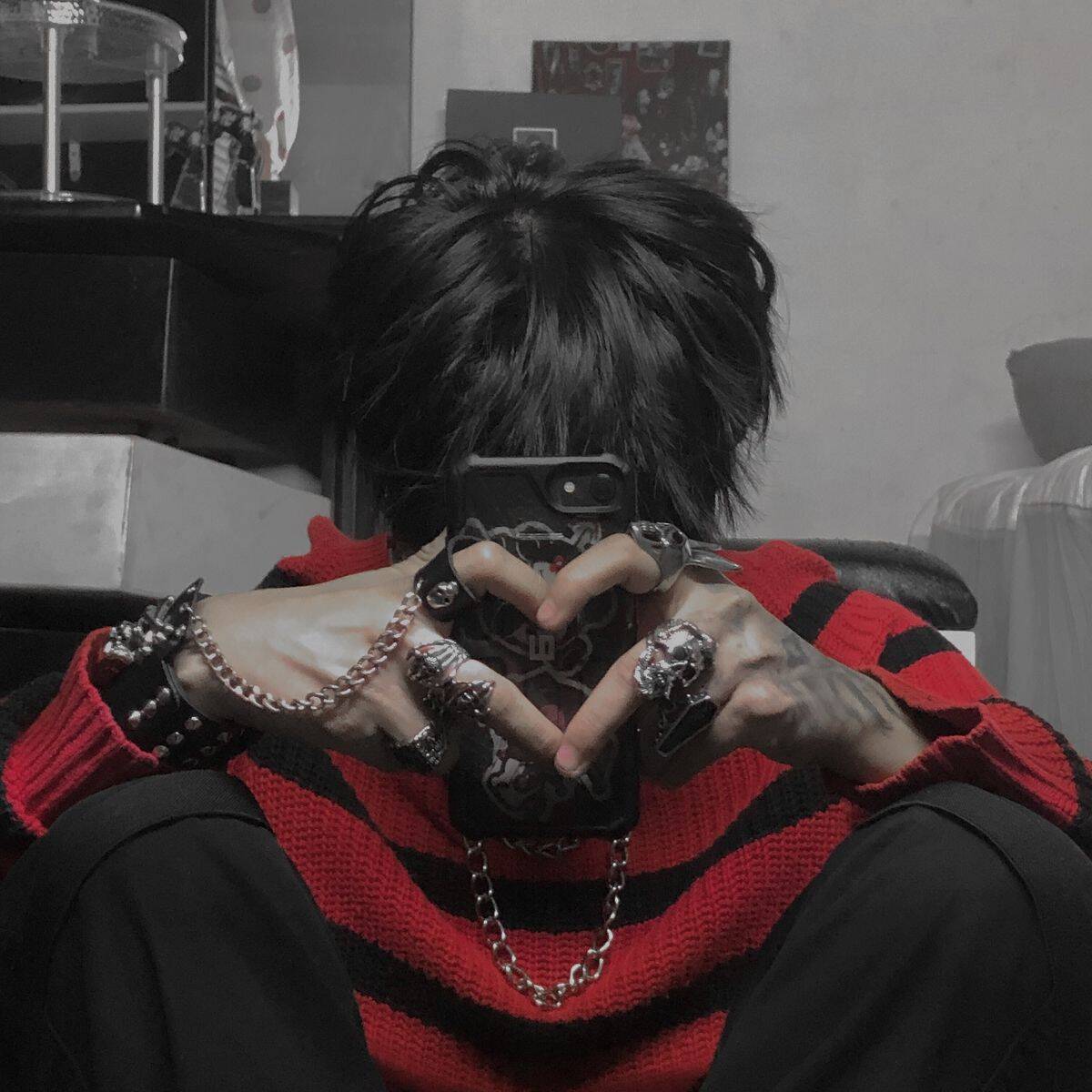 Foto de perfil emo con manos de corazón y estilo alternativo