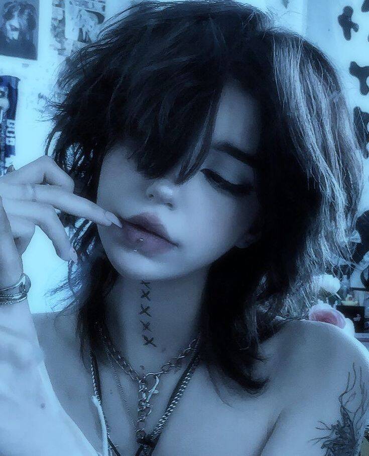 Foto de perfil emo con cabello desordenado y piercing