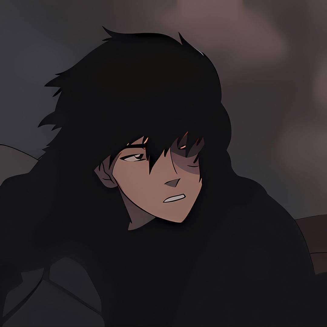 Foto de perfil de chico anime con cabello negro y mirada misteriosa