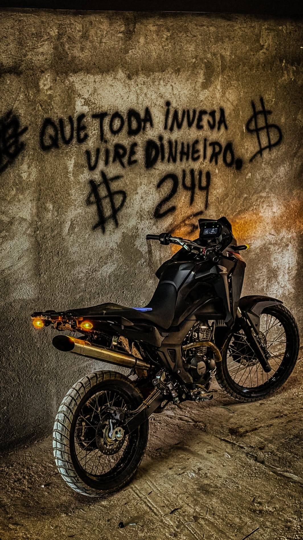 Fondo de Pantalla de Cria con Moto y Frase Motivacional para Celular/iPhone 4K