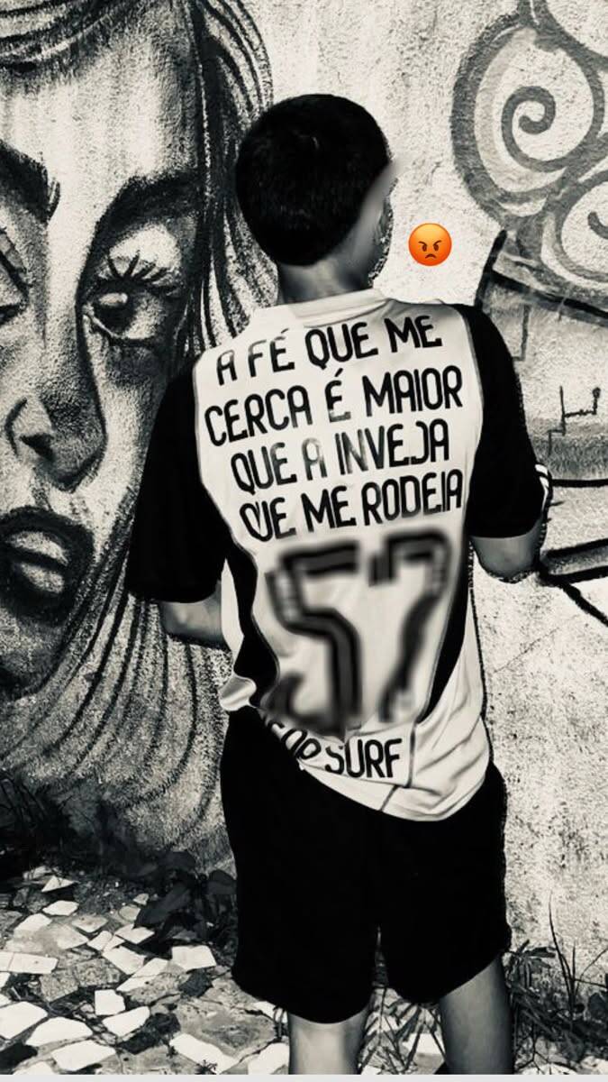 Fondo de pantalla de Chica con Camisa Elegante y Cita Motivacional para Celular/iPhone 4K