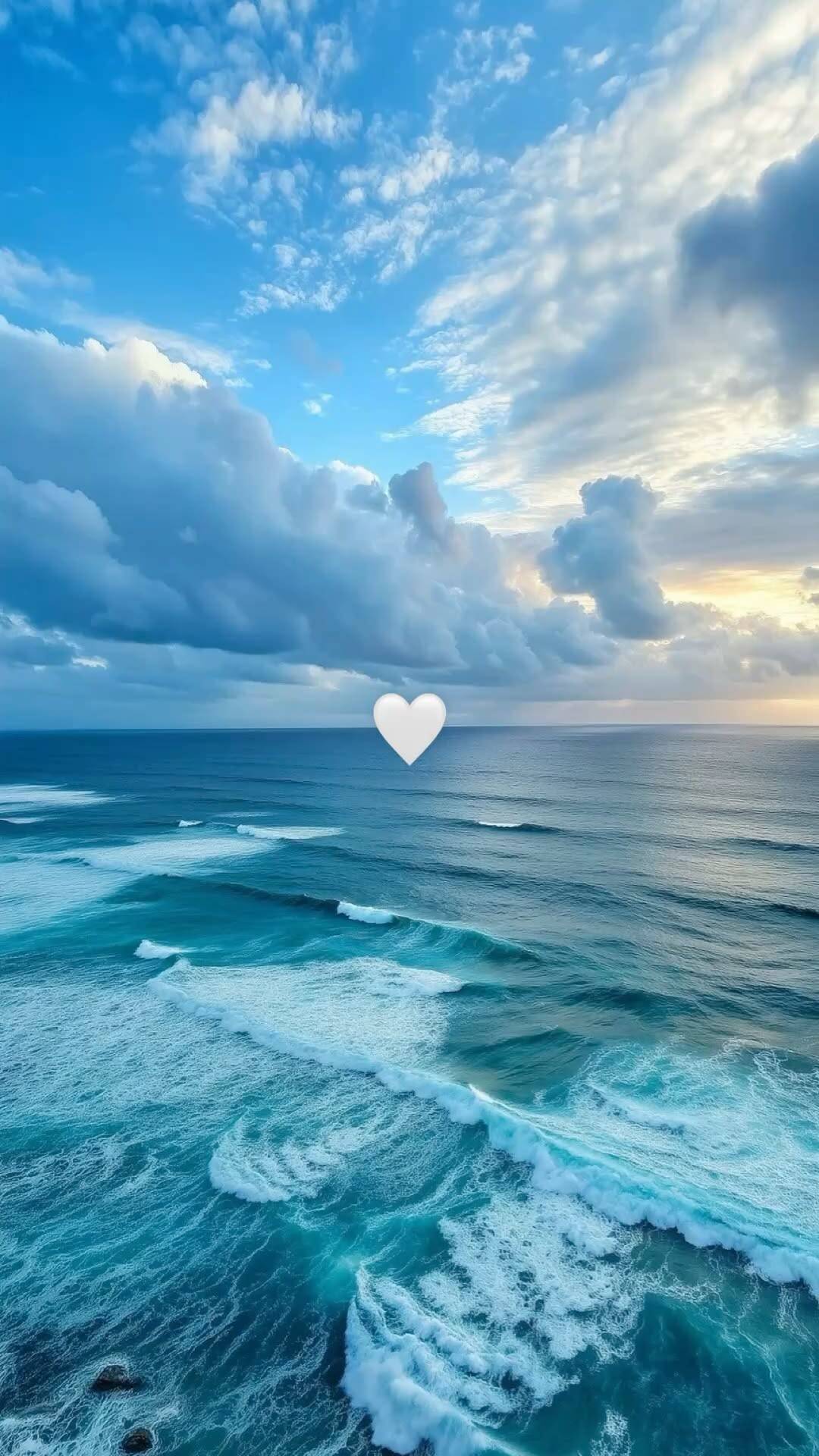 Fondo de Pantalla de Océano Azul con Nubes para Móvil/iPhone 4K