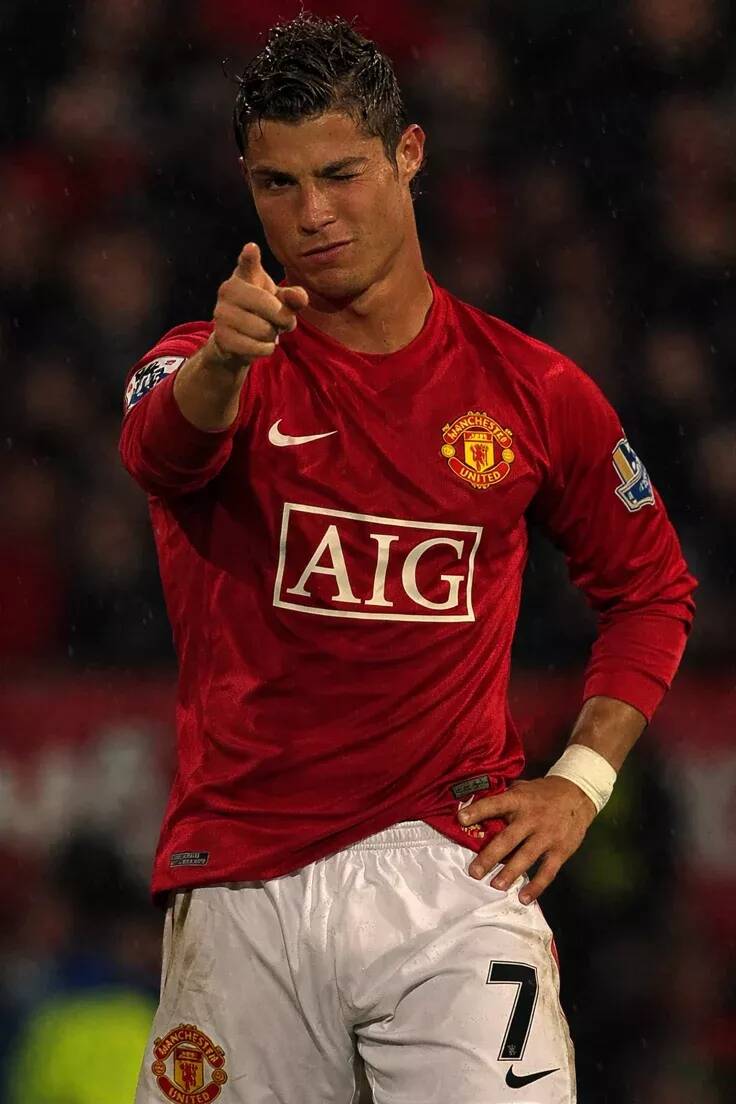 Papel de Parede do Cristiano Ronaldo Apontando para Celular/iPhone 4K