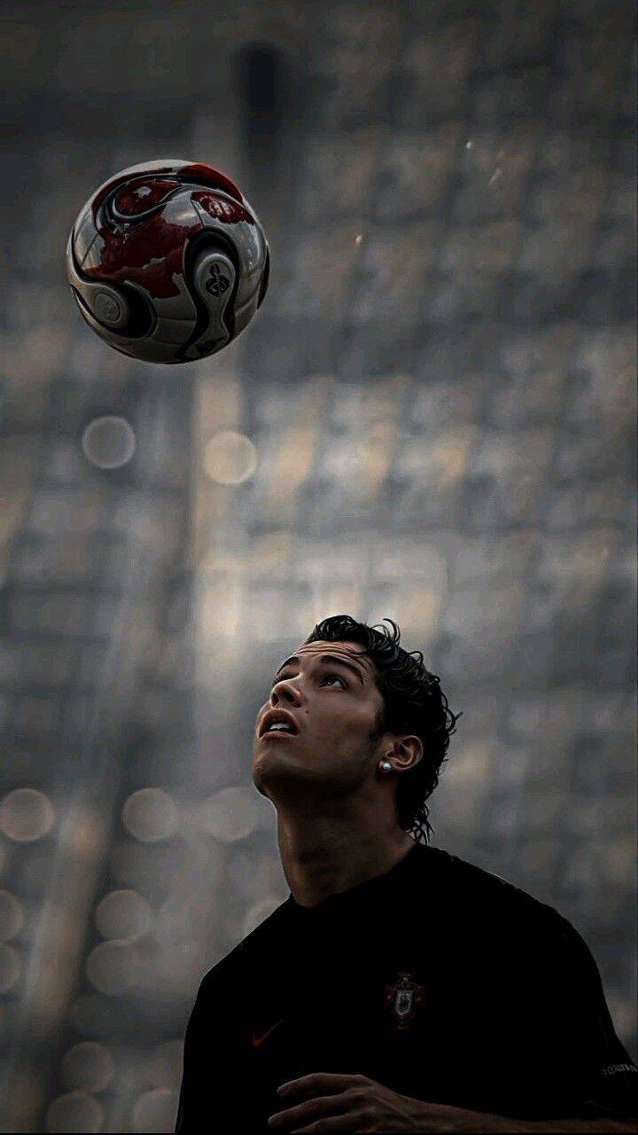 Papel de Parede do Cristiano Ronaldo Observando a Bola para Celular/iPhone 4K