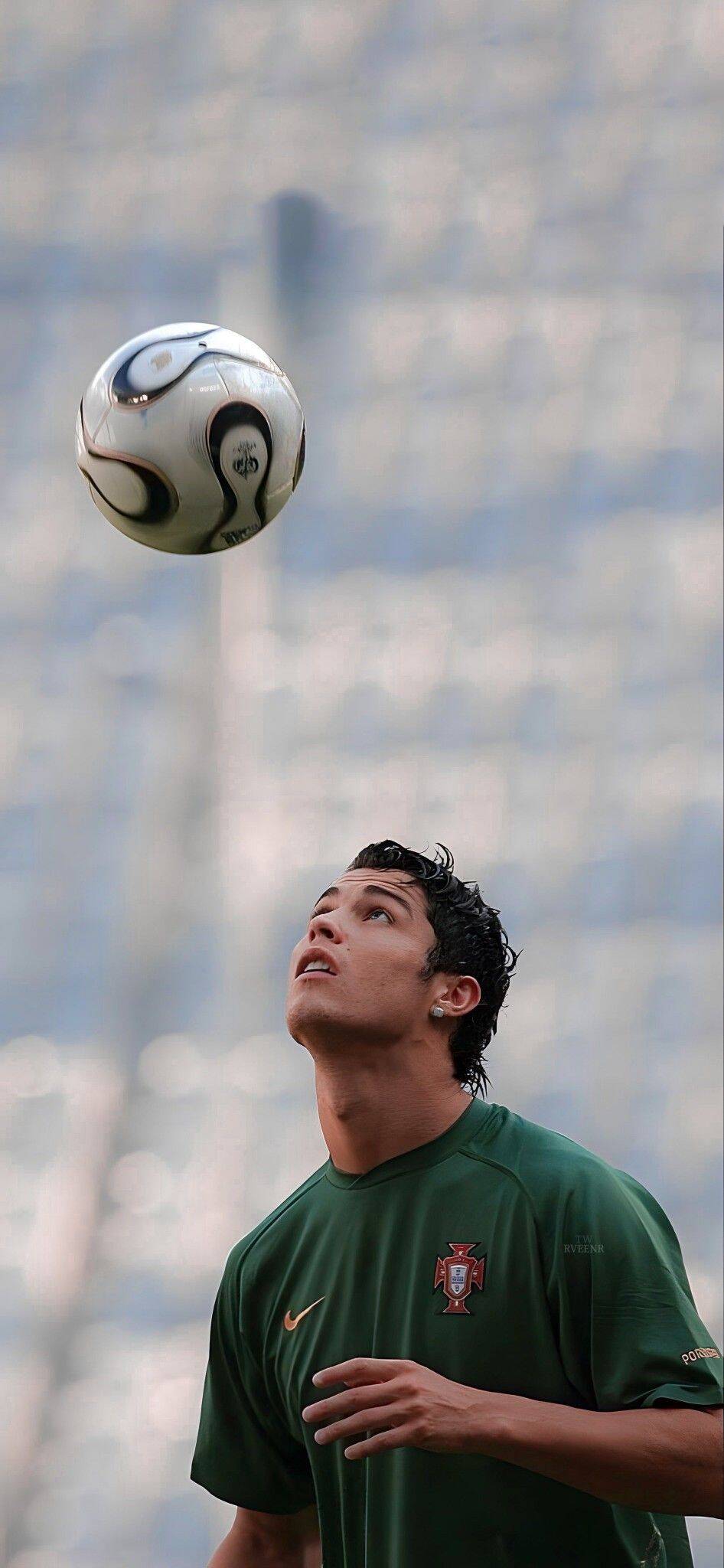 Papel de Parede do Cristiano Ronaldo com Bola para Celular/iPhone 4K