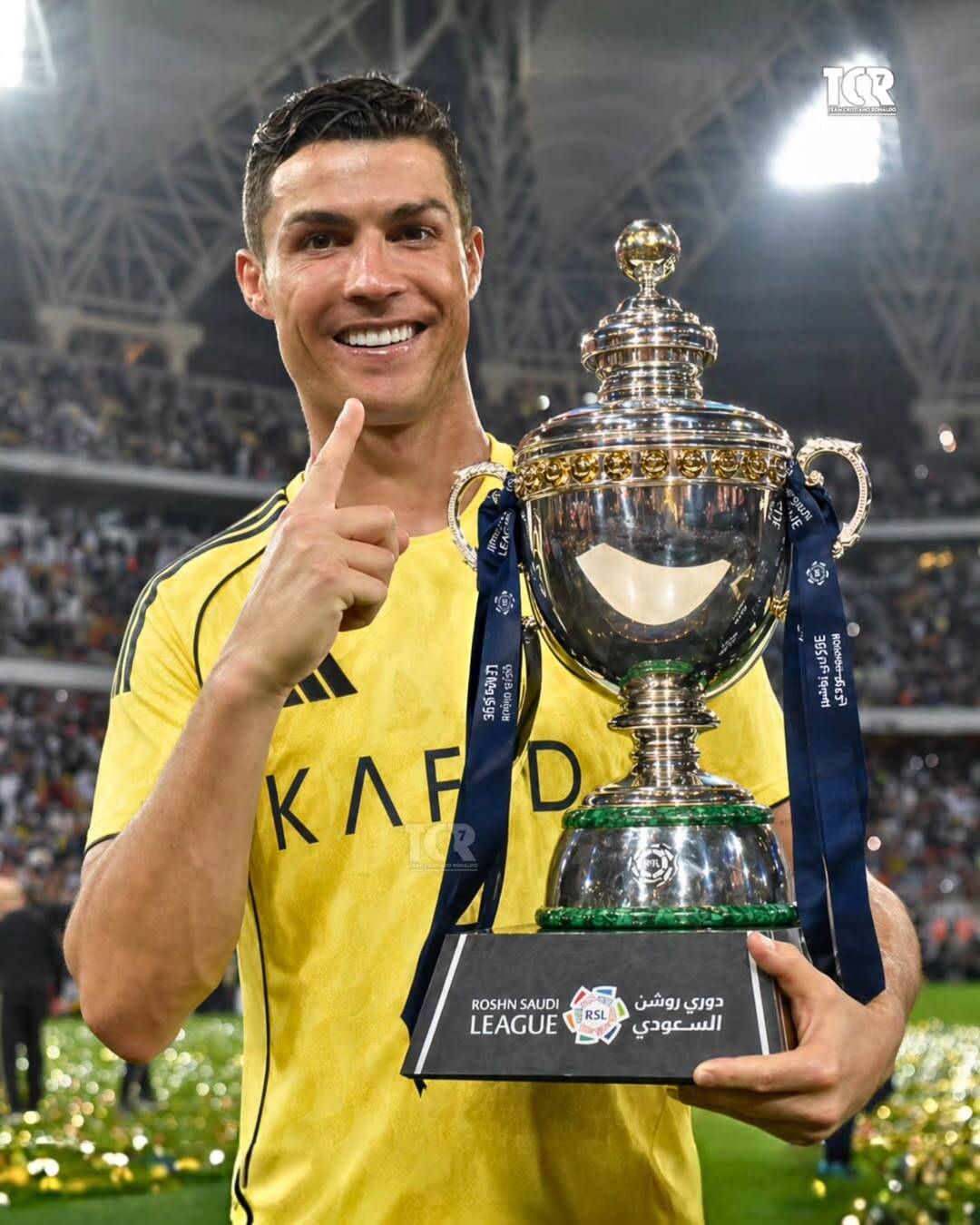 Papel de Parede do Cristiano Ronaldo com Troféu para Celular/iPhone 4K