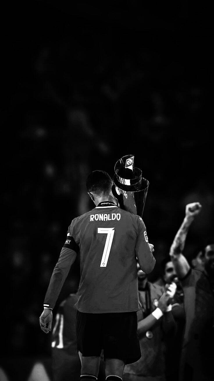 Fondo de Pantalla de Cristiano Ronaldo con Trofeo CR7 para Celular/iPhone 4K