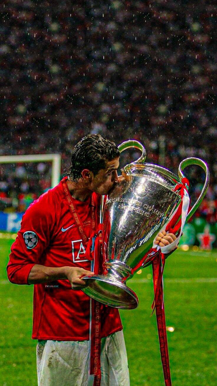 Fondo de Pantalla de Cristiano Ronaldo con Copa de Campeones para Celular/iPhone 4K