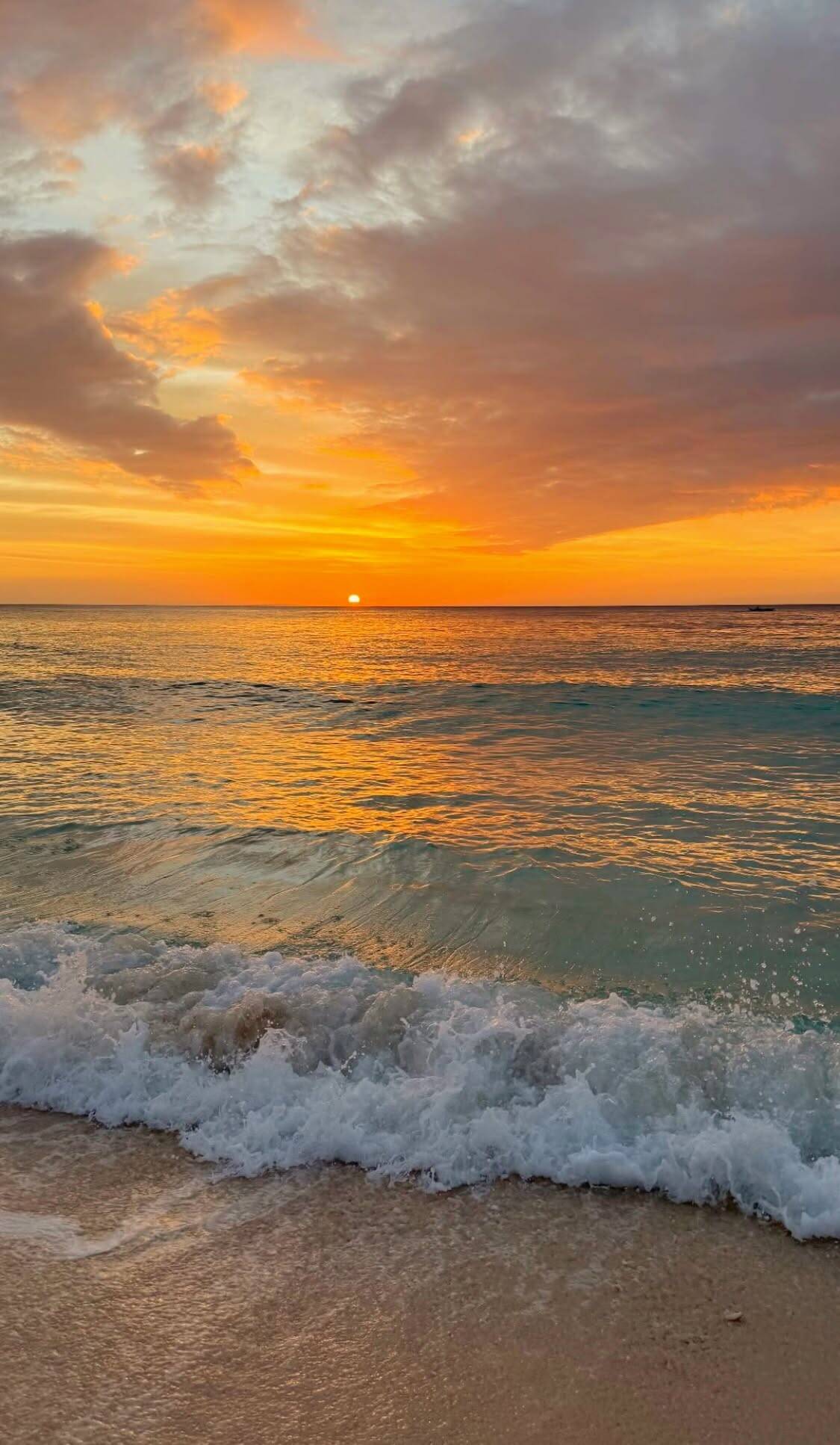 Papel de Parede de Praia com Pôr do Sol e Ondas para Celular/iPhone 4K