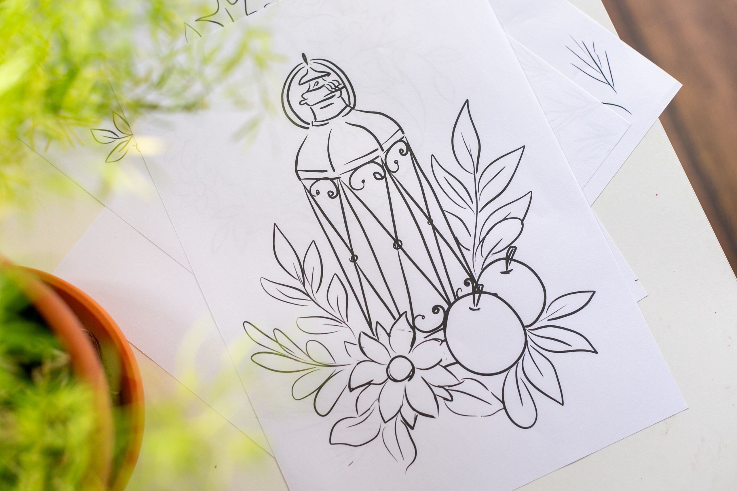 Detaillierte Strichzeichnungen einer dekorativen Laterne mit Blumen und Blättern, perfekt für Kunstliebhaber.